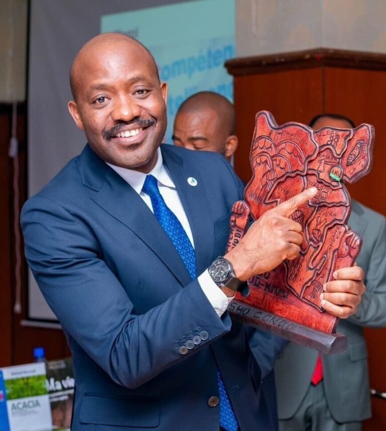 Le Dr Michel Muvudi présentant une distinction