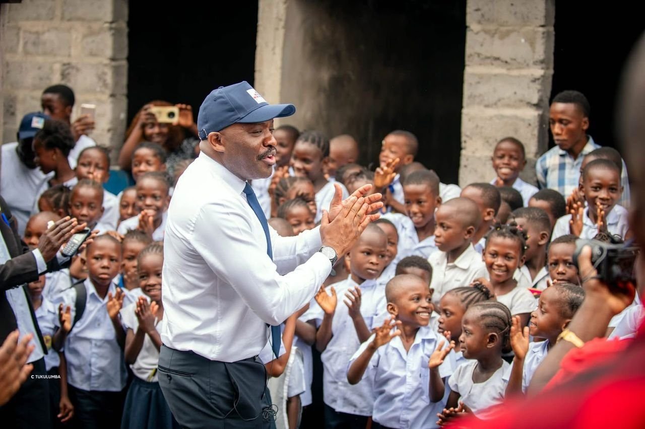 Le Dr Michel Muvudi à la rencontre d'élèves