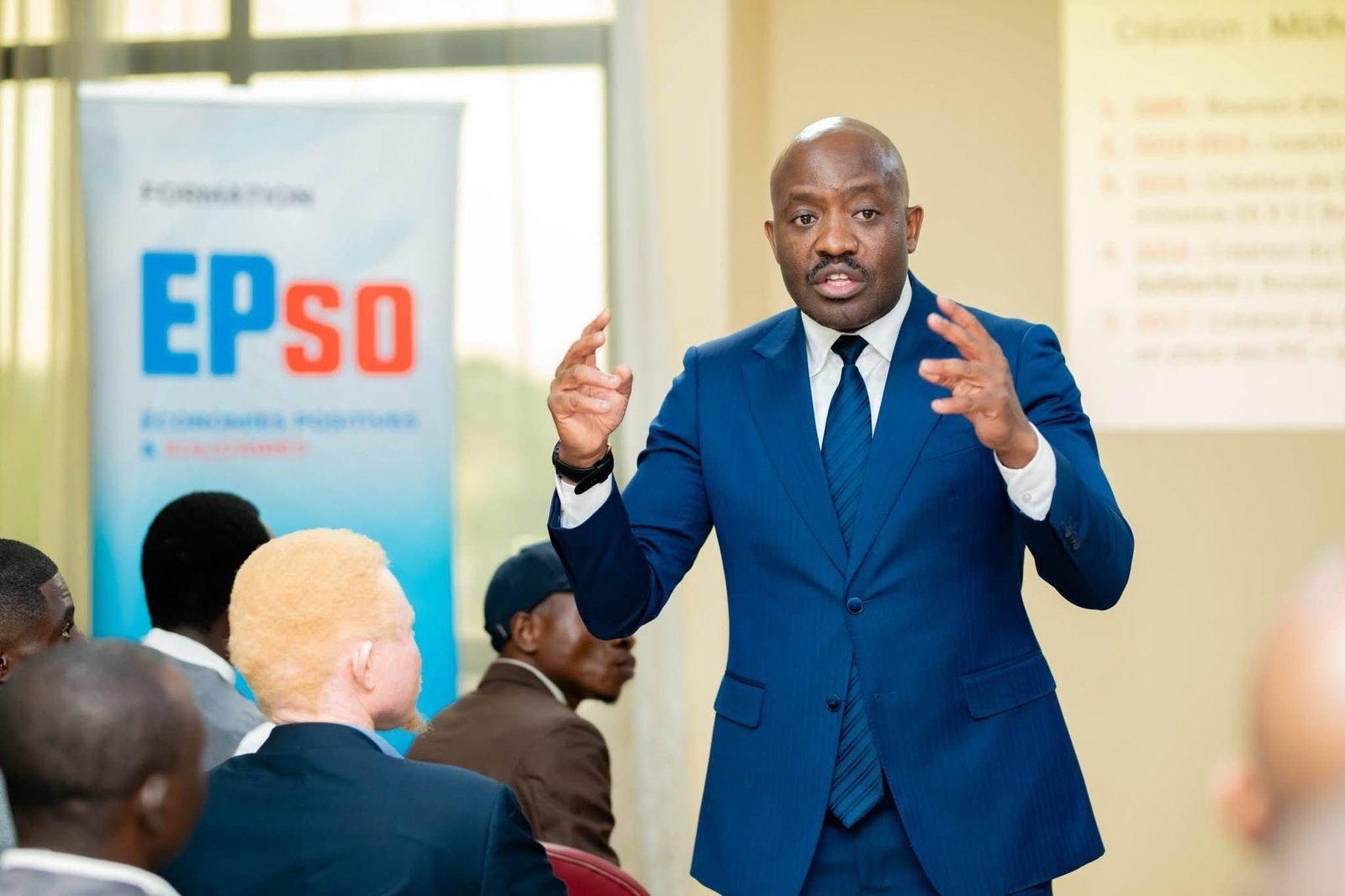 Le Dr Michel Muvudi animant une formation EPSO (Économies positives et solidaires)