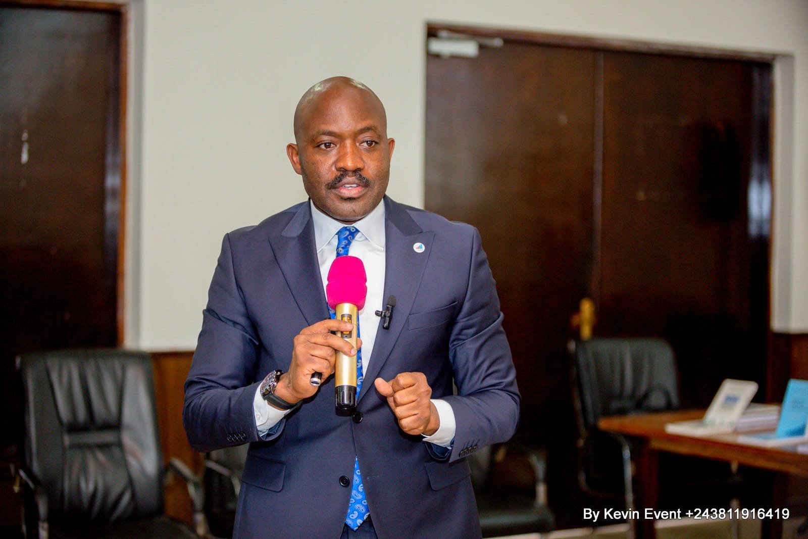 Le Dr Michel Muvudi, micro en main, lors d'une intervention